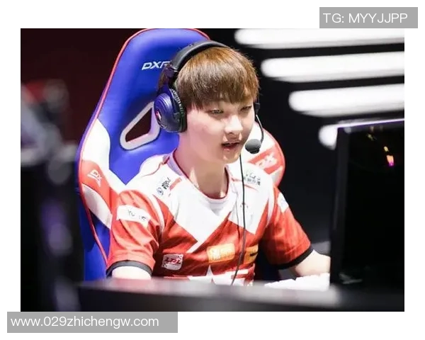 香港足球明星队美女粉丝热情助威展现青春魅力与团队精神